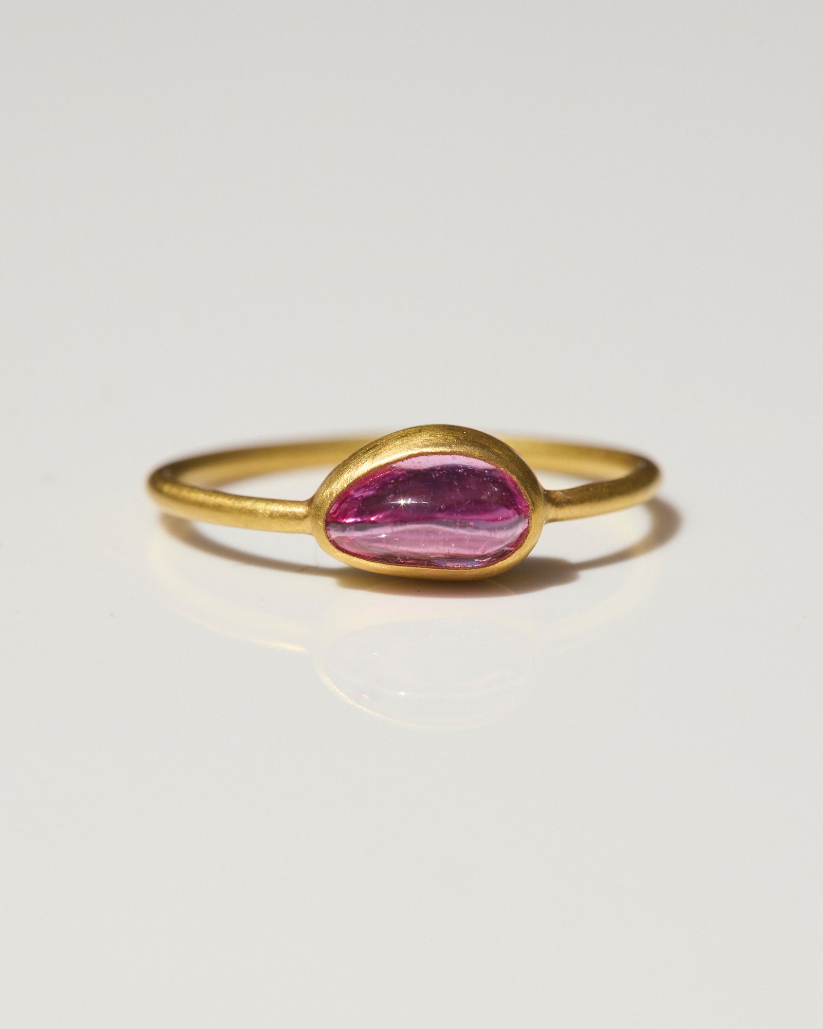 "Sapphire Neat III" Gold and Pink Sapphire Ring