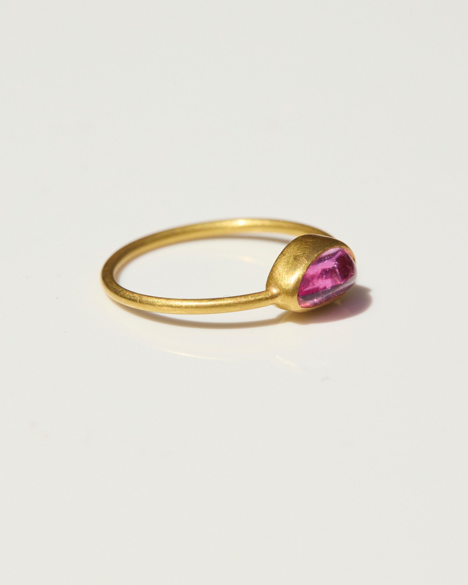 "Sapphire Neat III" Gold and Pink Sapphire Ring