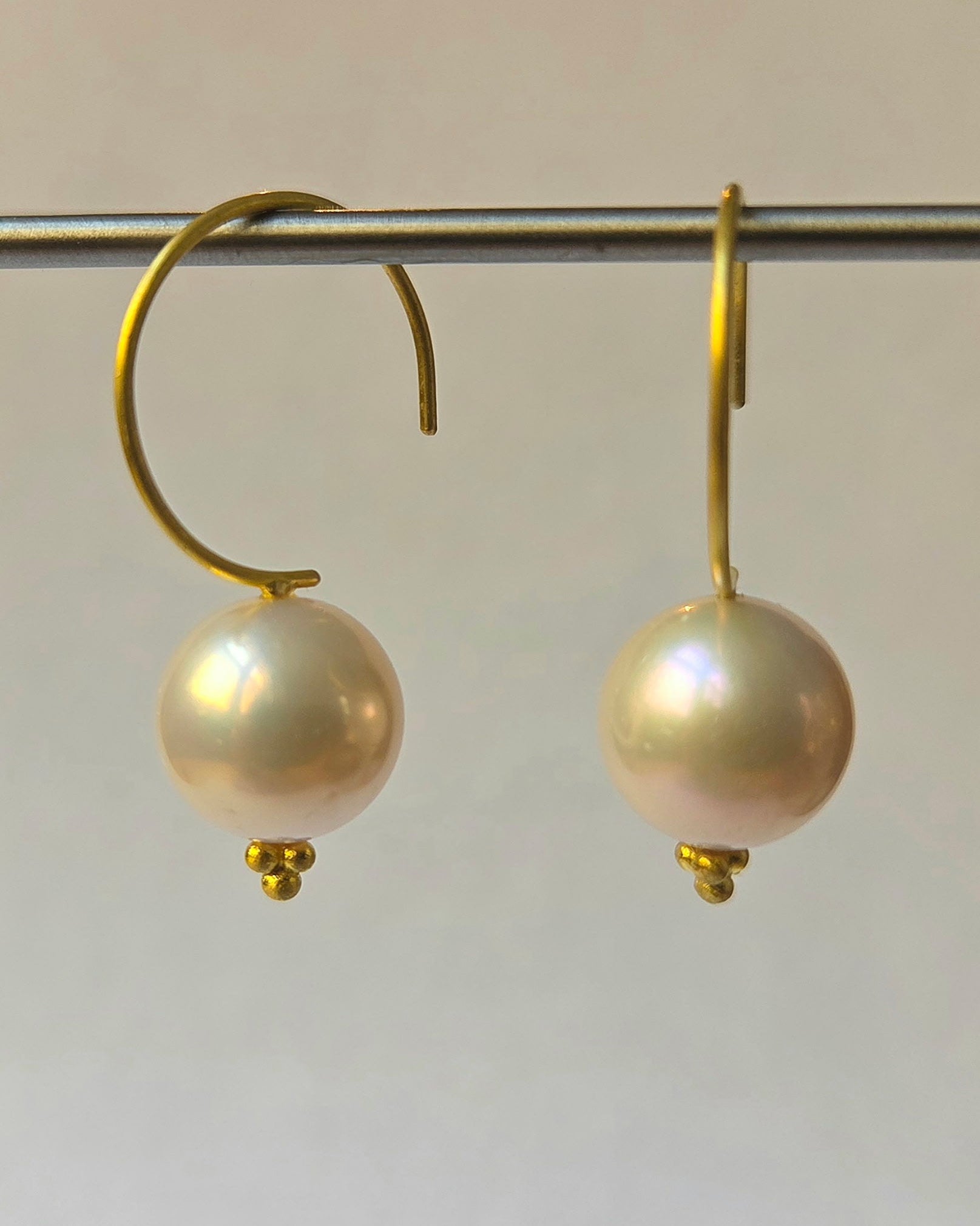 “Sphere VIII” Gold and Pearl Earrings
