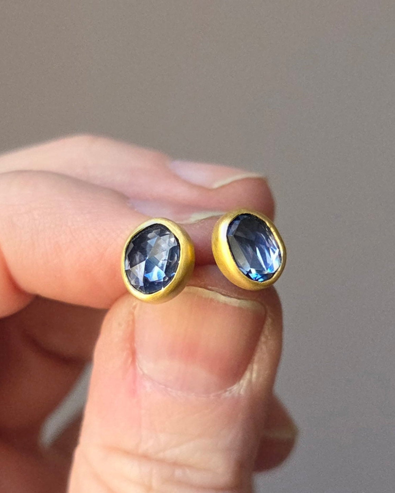 “Sapphire Neat XII” Gold and Madagascar Sapphire Studs