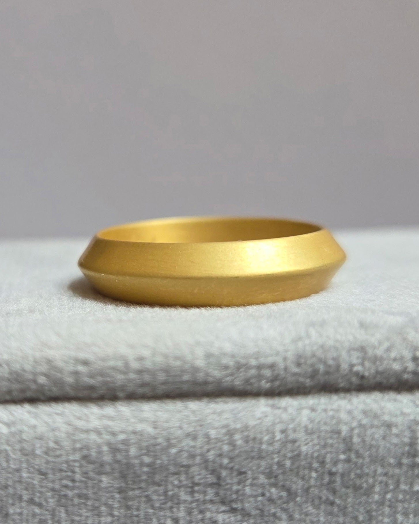 "Vertex" Gold Band