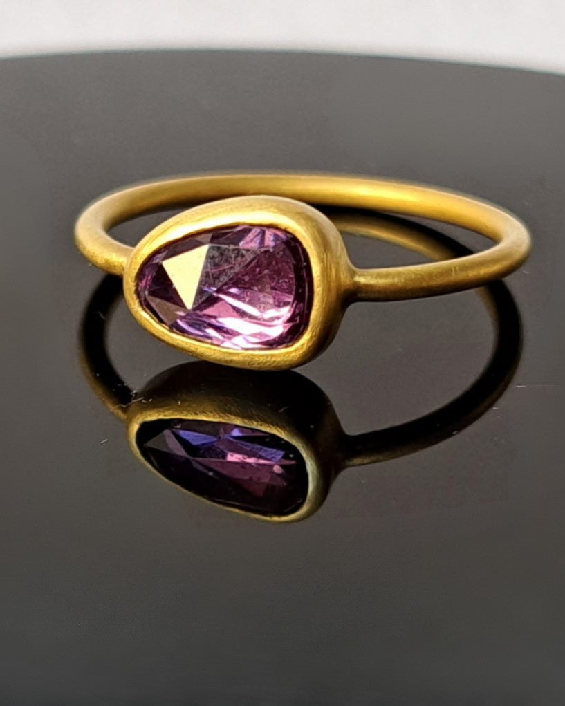 "Sapphire Neat VI" Gold and Ceylon Sapphire Ring