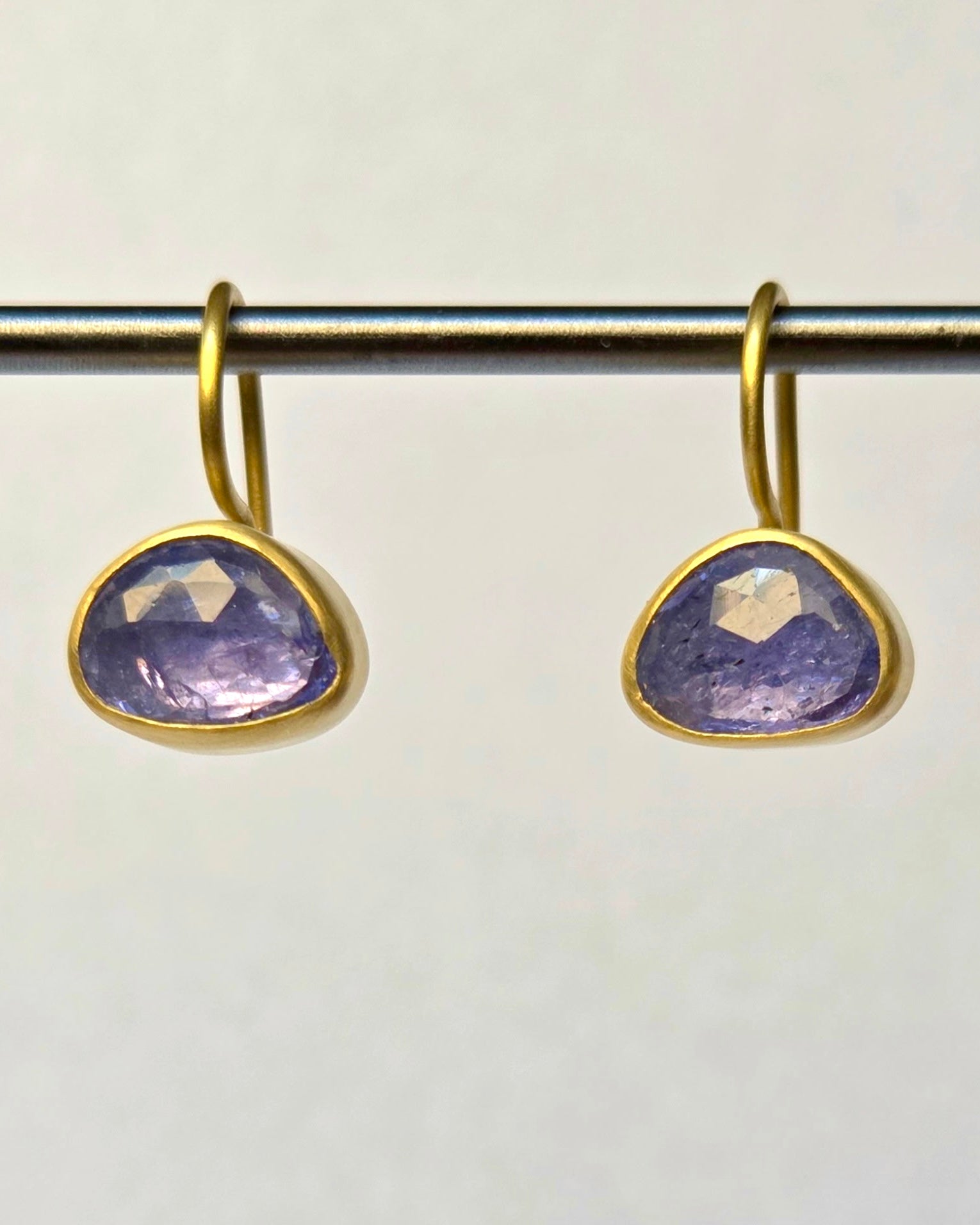 “Tammuz in Tanzanite IV” Gold and Tanzanite Earrings