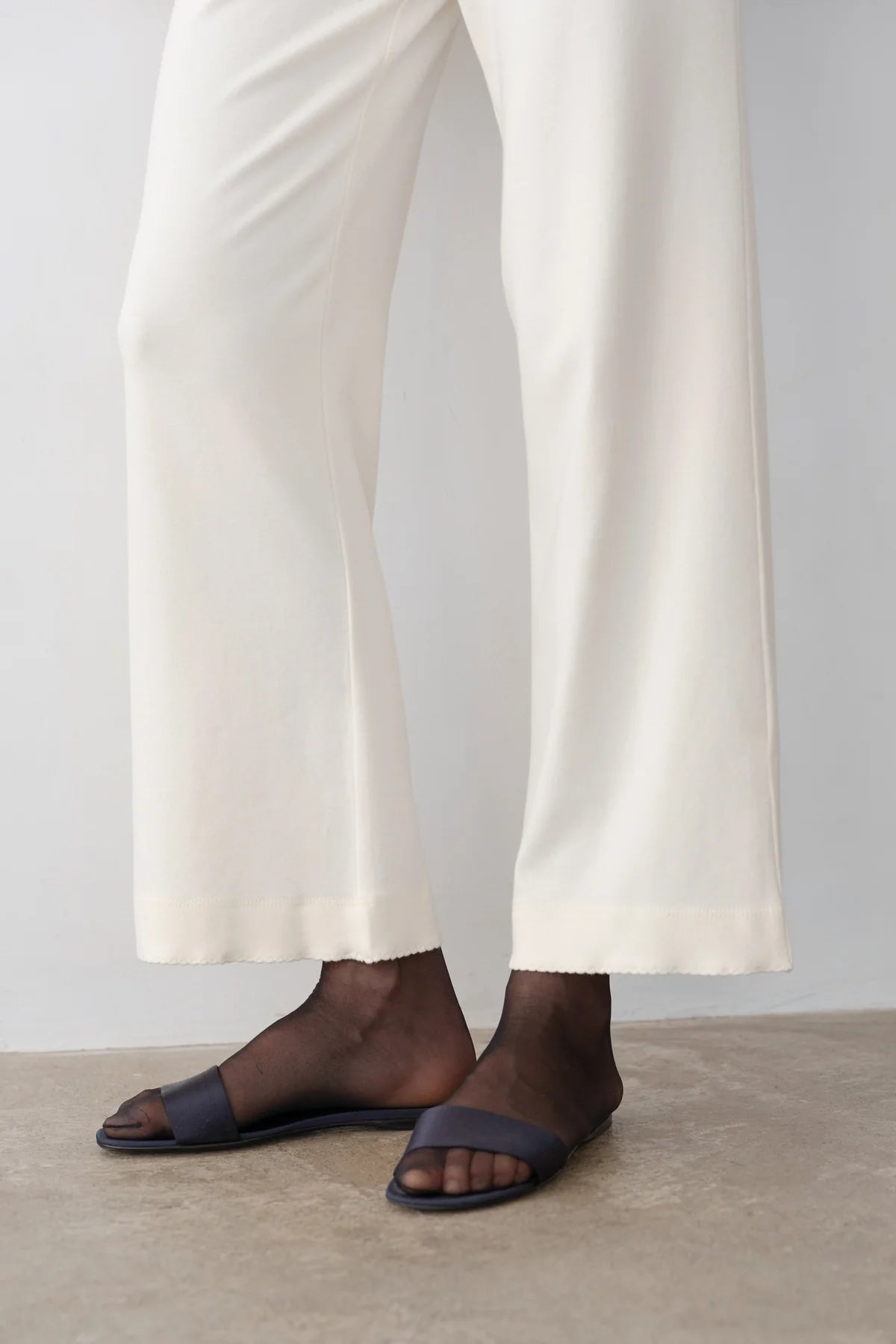 The Baby Rib Scallop Pant in Creme