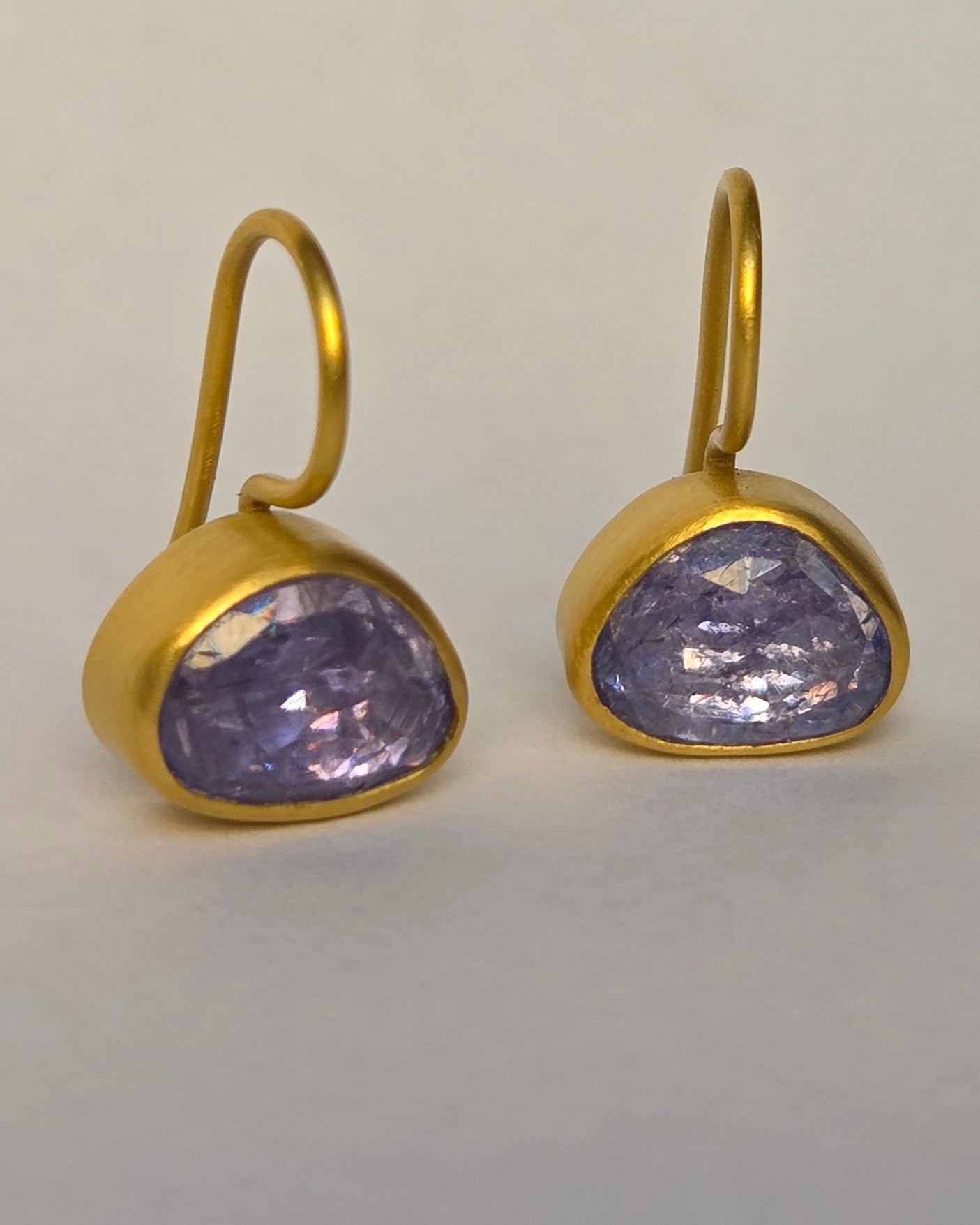 “Tammuz in Tanzanite IV” Gold and Tanzanite Earrings