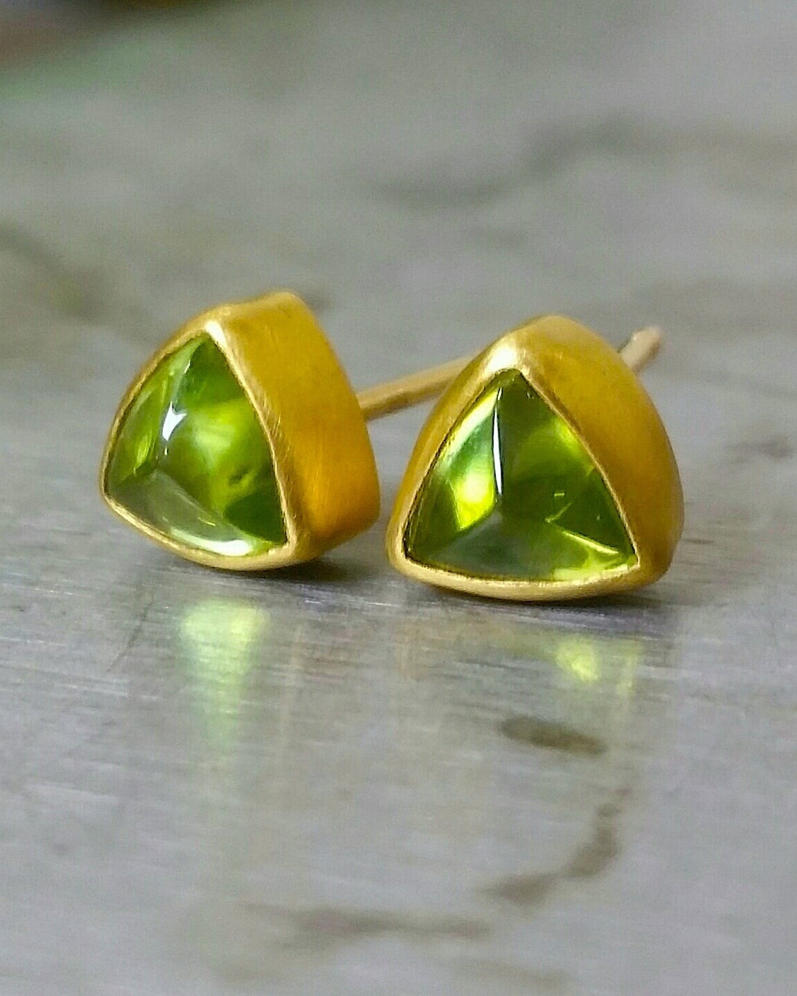 “Tricorne” Gold and Peridot Studs